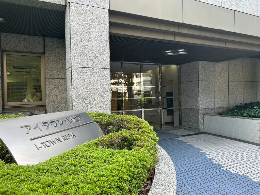 アイタウン・レピア側のマンションエントランス