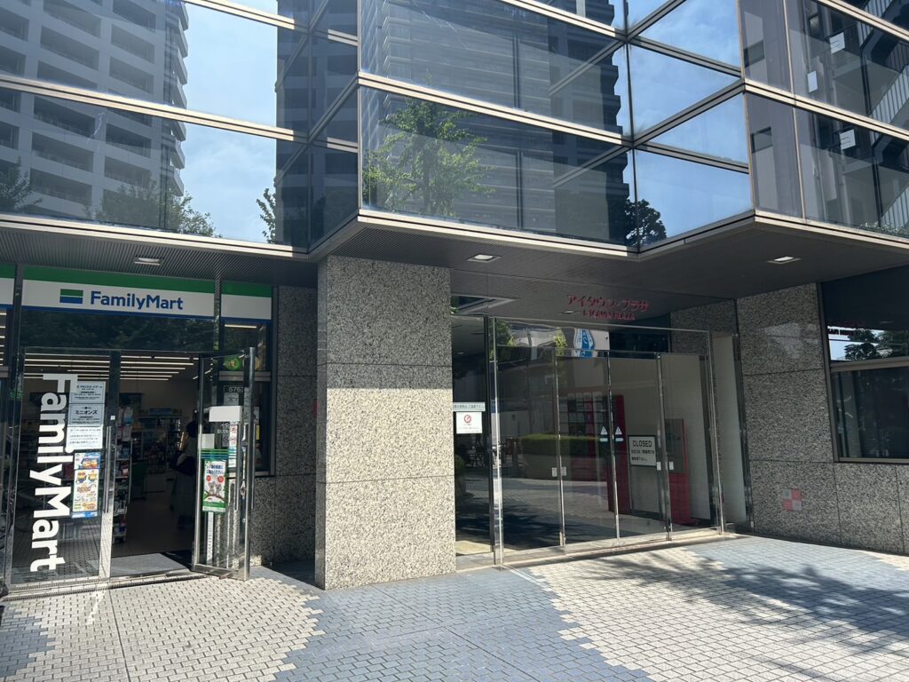 ファミリーマート横の正面入口
